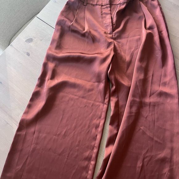 Size small, revolve - Picture 3 of 5